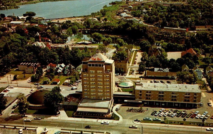 Park Place Hotel (Park Place Motor Inn) - Historical Photo And Postcard (newer photo)